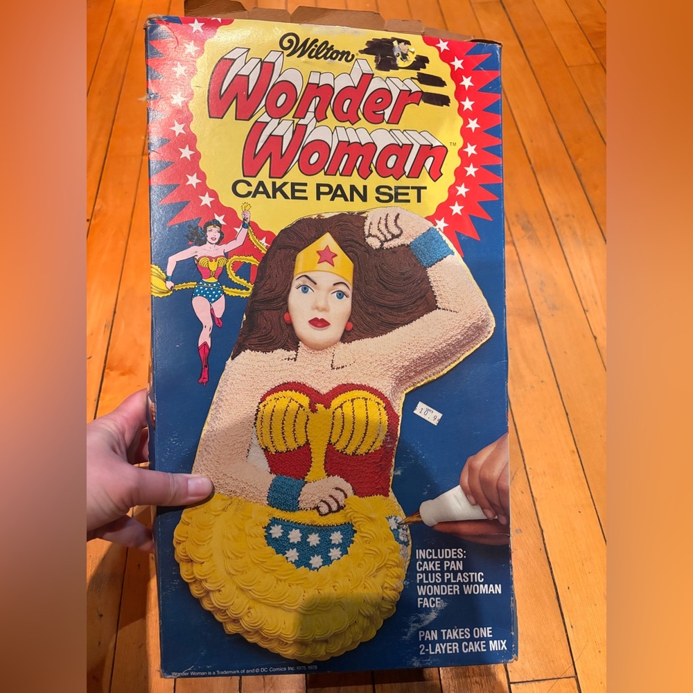 Wonder Woman Cake Pan Set